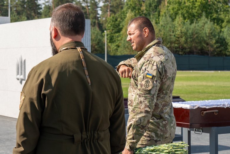 На Национальном военном мемориальном кладбище похоронили первого бойца