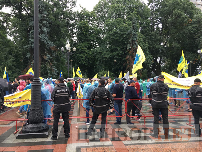 Правительственный квартал Киева заблокирован из-за акции протеста владельцев евроблях: Требуем доступного растаможивания 18