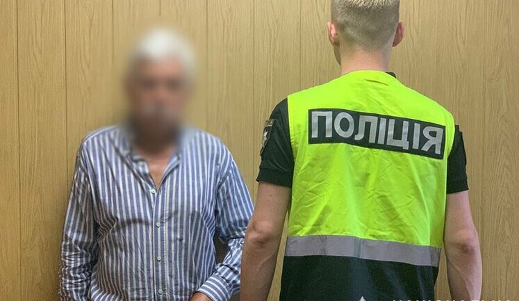 У Києві двоє нетверезих чоловіків побили волонтерку через українську мову: 73-річному нападнику повідомлено про підозру, його спільника шукають. ВІДЕО+ФОТОрепортаж