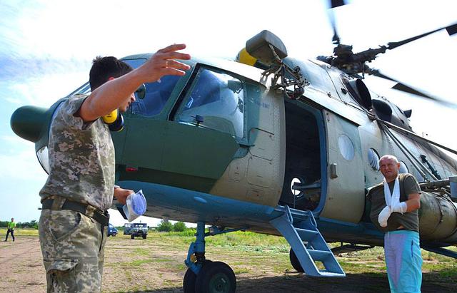 Двух раненных в зоне АТО украинских военнослужащих эвакуировали вертолетом в военный госпиталь Днепра 02