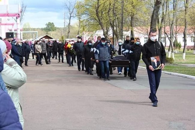 Десятки пенсіонерів, порушуючи карантин, прийшли на похорон директора заводу в Шостці 03
