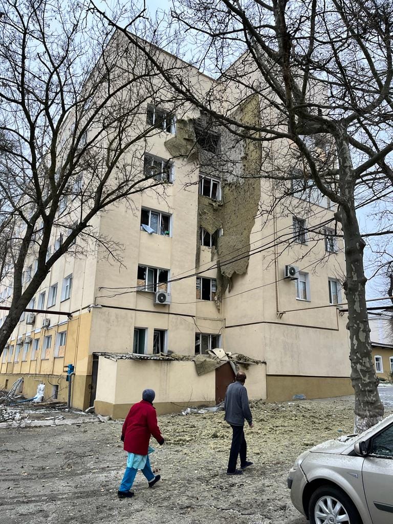 Наслідки обстрілу лікарні у Херсоні 01