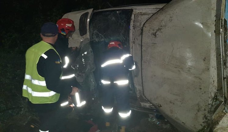 Автобус із десятками паломників, які поверталися з Києва до Львова, потрапив у ДТП на Рівненщині. ФОТОрепортаж