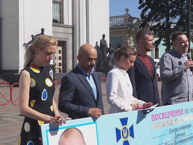 Біля Ради встановили триметрову золоту ксиву СБУ 15