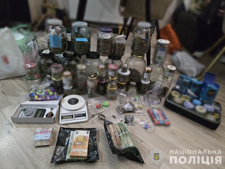 У Києві Нацполіція перекрила контрабандний канал постачання кокаїну