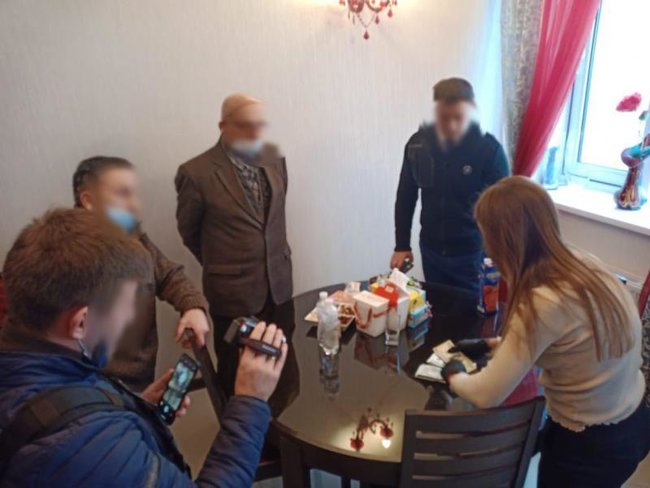 НАБУ совместно с СБУ задержало двух человек при даче взятки в $25 тыс. главе Госгеокадастра Лещенко 06