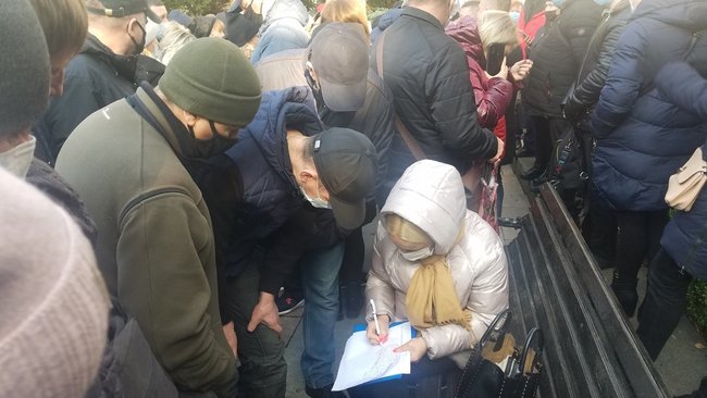 Предприниматели в Ривне пикетируют мэрию в знак протеста против карантина выходного дня: Не просим помощи - требуем не мешать 05
