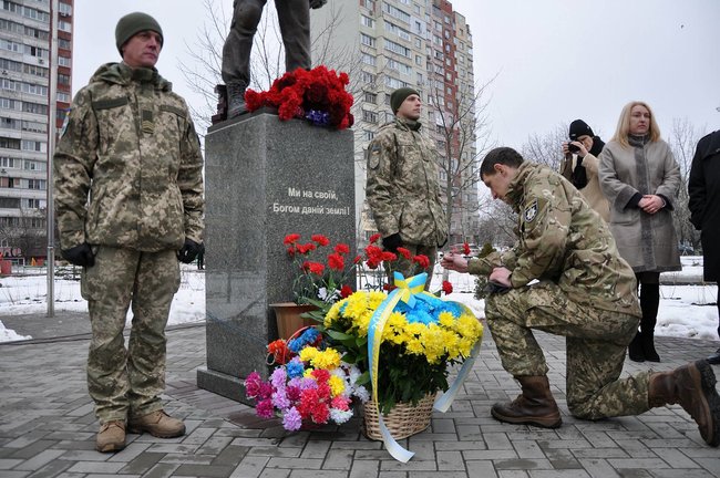 Учасники АТО та мешканці Києва поклали на Троєщині квіти до памятника Воїну-добровольцю 12