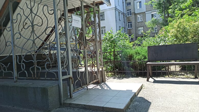 Зачинені двері, кодові замки та записки з телефонними номерами: як потрапити до укриттів у Києві 04