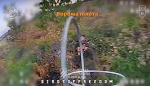Russian tried to shoot back at kamikaze drone but was eliminated by 3rd SAB operator. VIDEO