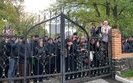 Віряни УПЦ МП біля Свято-Михайлівського храму в Черкасах