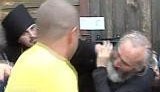 В Житомире православные священники устроили драку за храм. ВИДЕО.