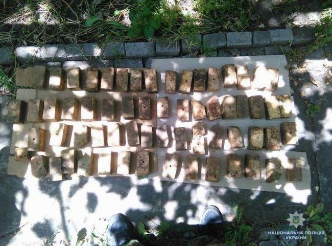 76-річна мешканка Краматорська добровільно здала 26 кг вибухівки, - Нацполіція 02