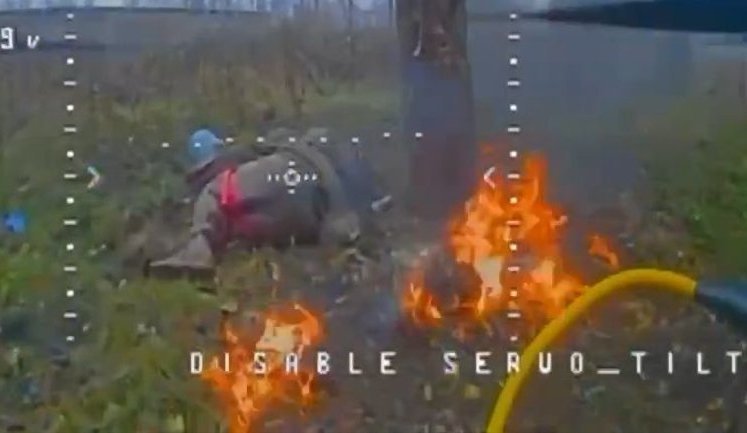 Дрон поцілив у зад окупанту, який лежав біля вогнища. ВIДЕО