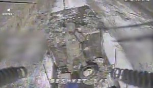 Прикордонники "Фенікса" FPV-дроном уразили БТР з окупантом, який вів вогонь, стоячи на "броні". ВIДЕО