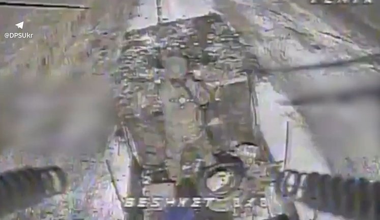 Прикордонники "Фенікса" FPV-дроном уразили БТР з окупантом, який вів вогонь, стоячи на "броні". ВIДЕО