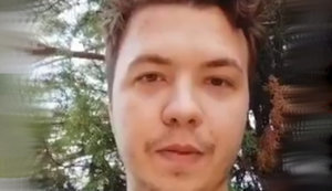 Протасевич з'явився в Twitter: Живу в приватному будинку під Мінськом, гуляти по двору можна, товариш майор живе поверхом нижче. ВIДЕО