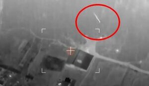 РСЗВ "HIMARS" влучає касетним боєприпасом по рембазі російських морпіхів із 155-ї бригади. ВIДЕО