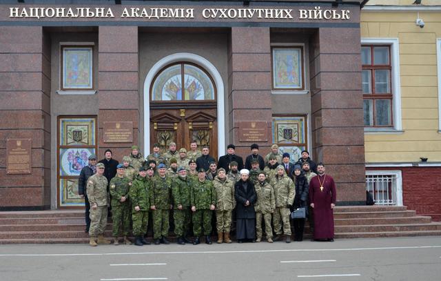 "Бог і Україна": в Нацакадемії сухопутних військ почалися пілотні курси з підготовки військових капеланів 01
