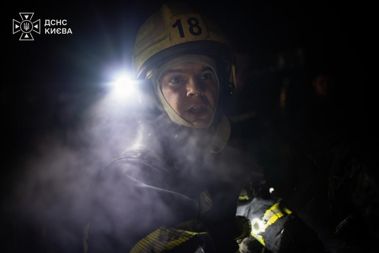 Нічна атака на Київ: у двох районах спалахнули пожежі, є постраждалий