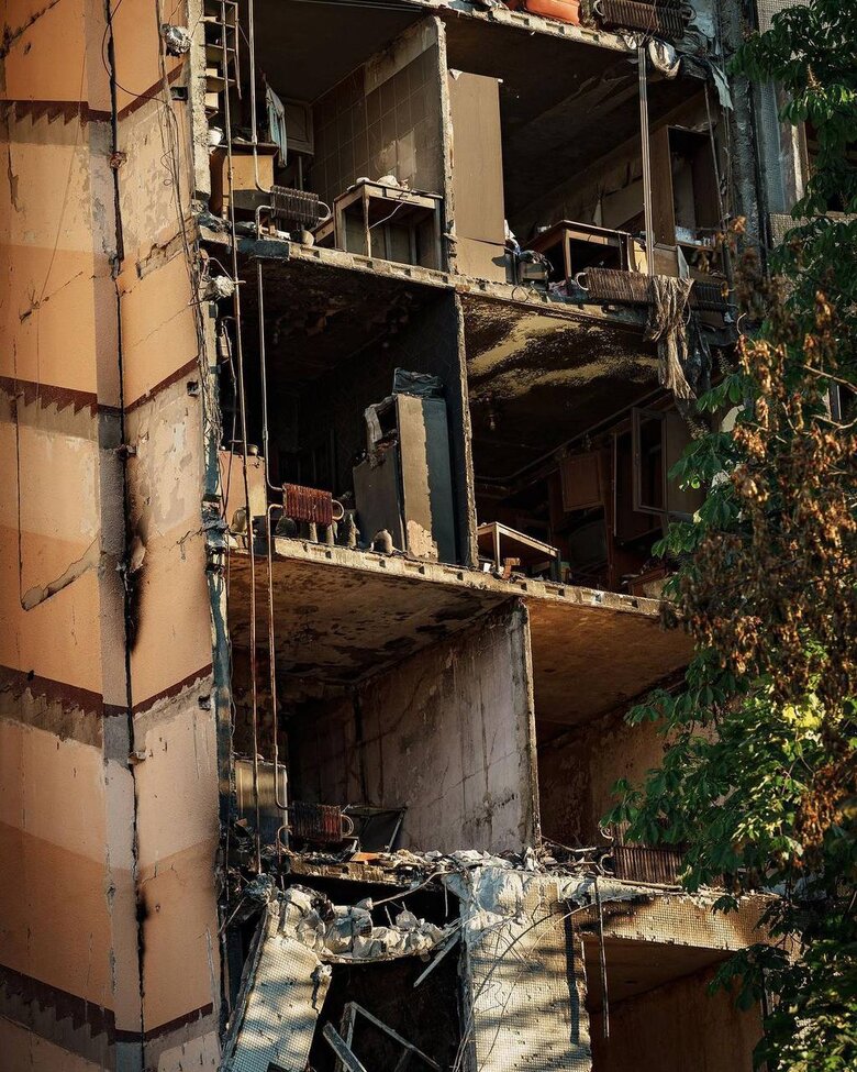 Поранений, втомлений, але нескорений: Зеленський показав обстріляний Харків 04