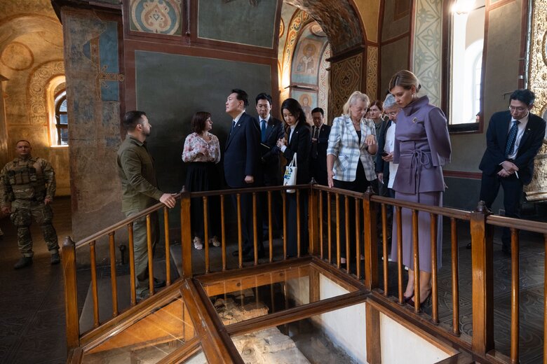 A very important visit - Zelensky thanks Korean President Yoon Suk-yeol for visiting Kyiv 02