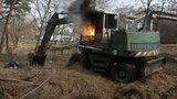 Самосуд в Святошинском лесу: разгром стройплощадки и экскаватор. ФОТОрепортаж