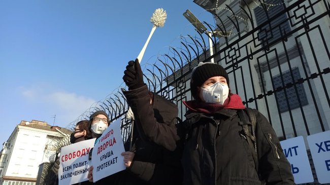 Путин боится Навального, - под посольство РФ в Киеве принесли трусы и туалетный ершик 09