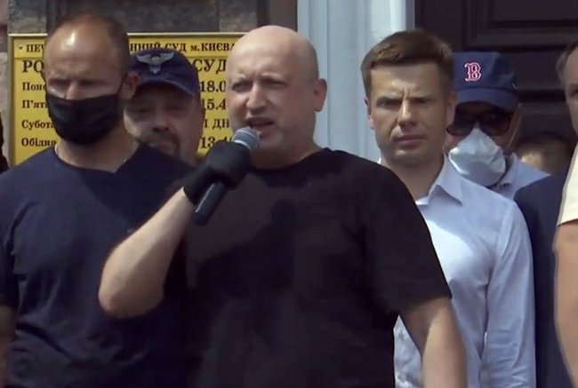Після акції під ДБР багатотисячна хода попрямувала до Печерського суду на підтримку Порошенка і проти політичних репресій 27
