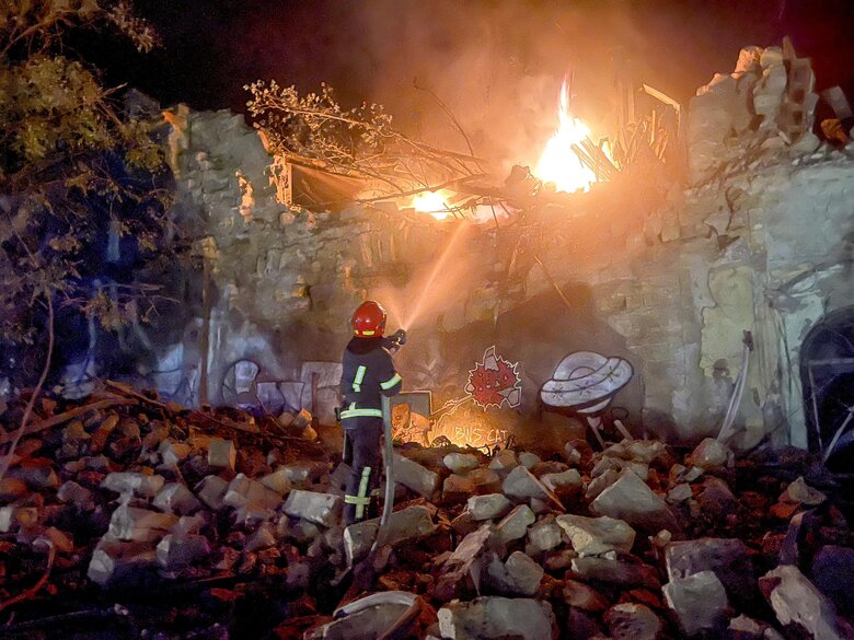 Терористичний удар по Одесі: ДСНСівці рятують людей та ікони з понівеченого Спасо-Преображенського собору 13