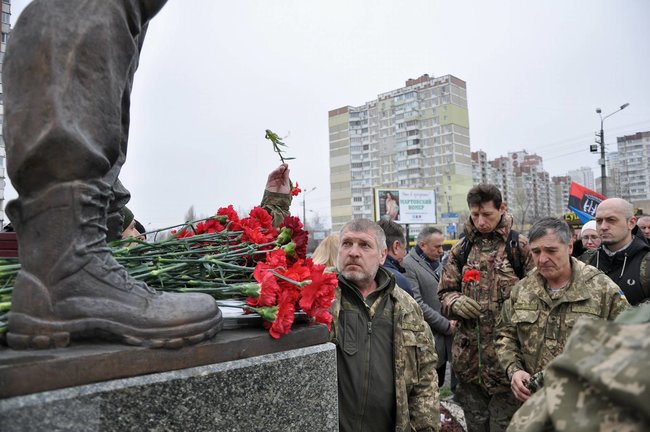 Учасники АТО та мешканці Києва поклали на Троєщині квіти до памятника Воїну-добровольцю 39