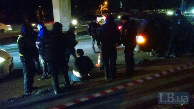 Патрульные в Киеве прострелили колеса джипу, создавшему аварийную ситуацию 02