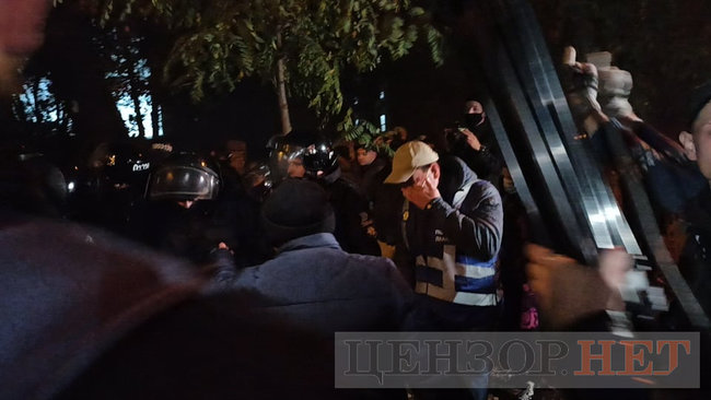 Под Шевченковским судом - столкновения с полицией 08