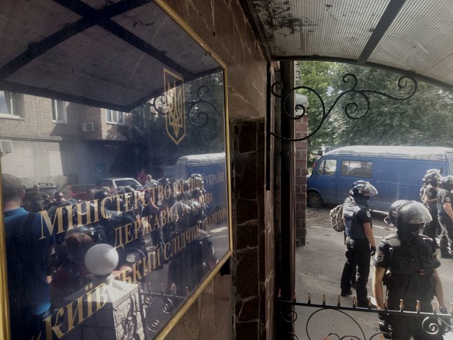 Екс-бійці Торнадо забарикадувалися в камерах Лукянівського СІЗО, працюють спецпризначенці 06