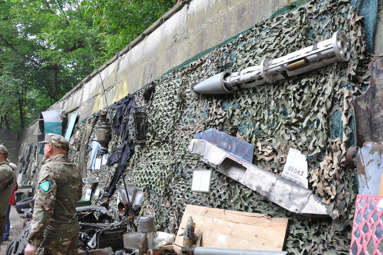 Кресло-катапульта, образцы снарядов и личные вещи рашистов: На Андреевском спуске открылась благотворительная выставка Спротив-2022 01 Кресло-катапульта, образцы снарядов и личные вещи рашистов: На Андреевском спуске открылась благотворительная выставка Спротив-2022 01