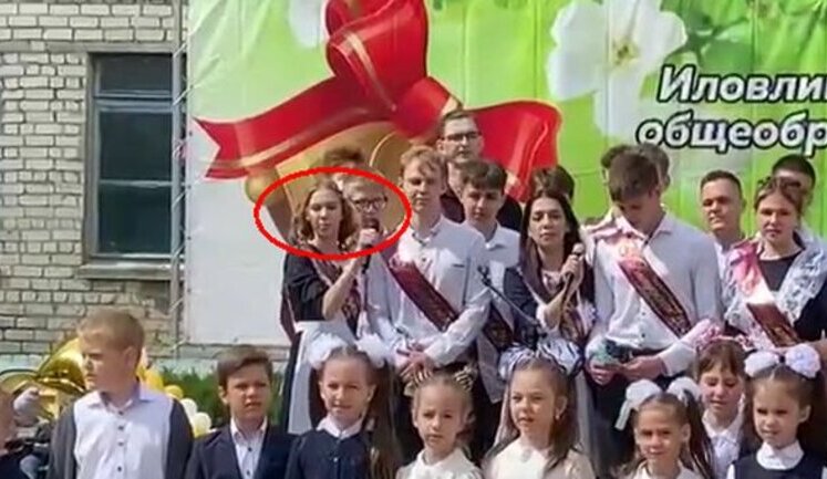 Російський випускник ріже горло своїй однокласниці на шкільній лінійці через "безответную любовь". ВIДЕО