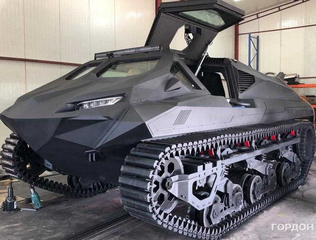 Украинские разработчики представят в Абу-Даби плавающий бронированный электромобиль Шторм: способен разгоняться до 140 км/ч по песку 04