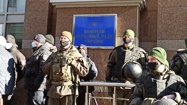 Полізеш до мови - отримаєш на горіхи: активісти пікетують ВР на знак протесту проти змін до закону про державну мову 02