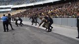 На "Олимпийском" тысячи посетителей испытали стадион на прочность. ФОТОрепортаж