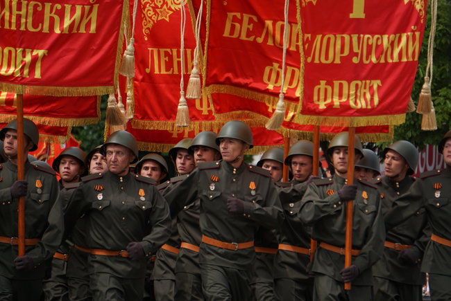 Оккупанты провели в Крыму сразу два военных парада 13