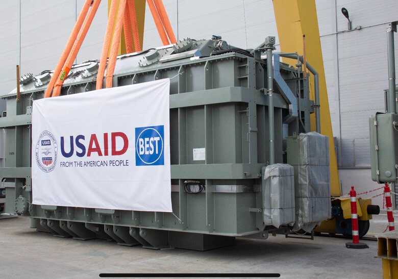 Ukraine receives two powerful autotransformers from USA 01