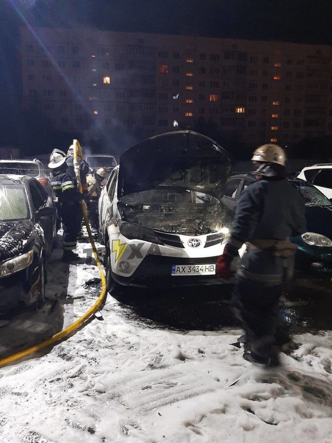 Ночью в Харькове горели 6 автомобилей. Местные СМИ пишут, что один из них принадлежит начальнику отдела полиции 04
