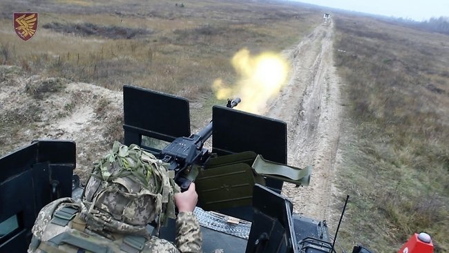Десантники на Житомирщині провели бойові стрільби з великокаліберних кулеметів, встановлених на бронеавтомобілі, - командування ДШВ 06