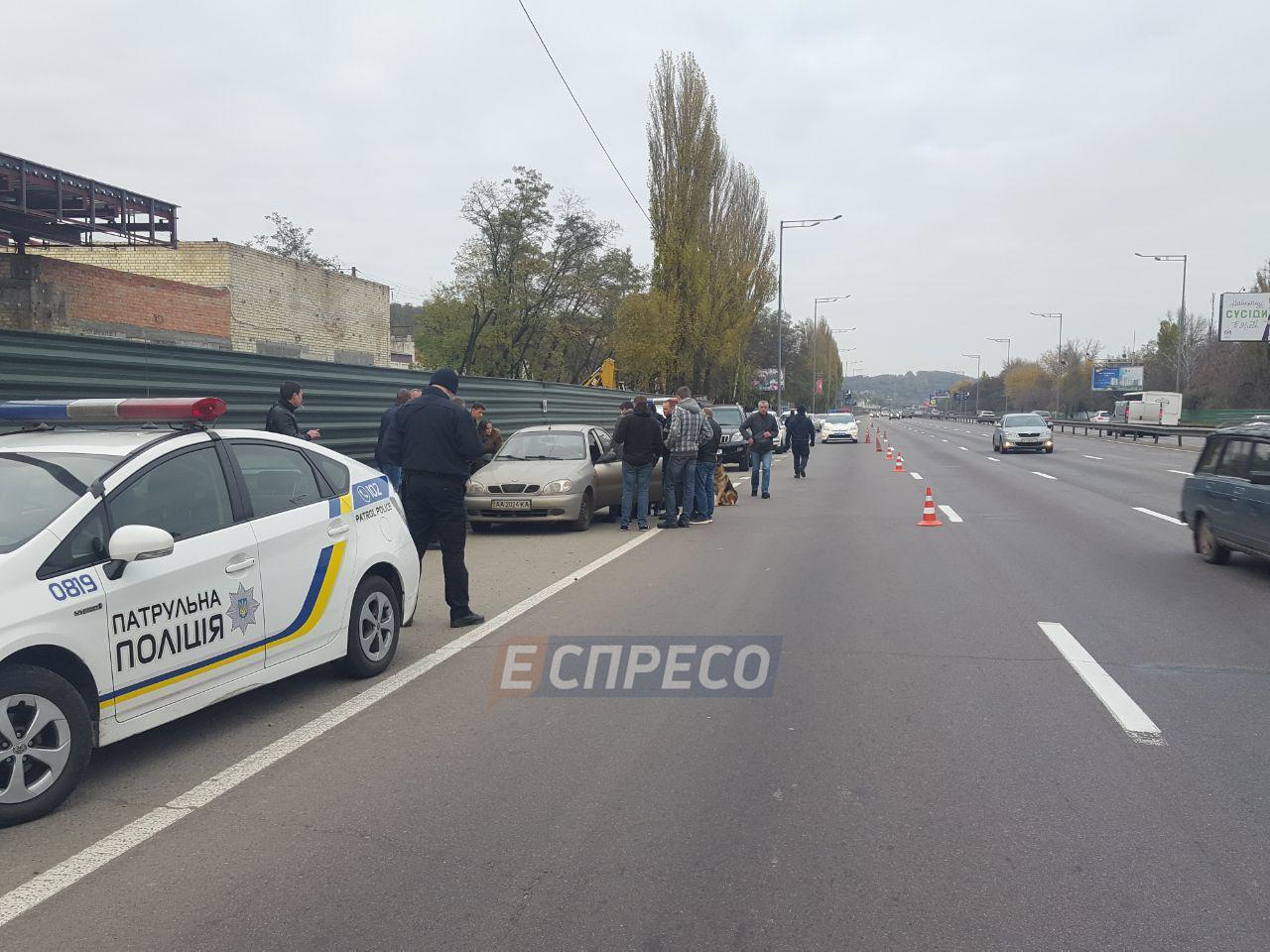 Труп в машине в Киеве: На Столичном шоссе в машине на обочине нашли труп  мужчины. ФОТО | Цензор.НЕТ