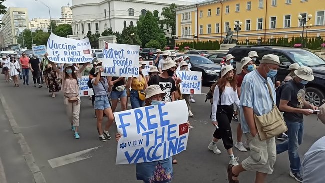 Патенти вбивають: у центрі Києва відбувся марш на підтримку вакцинації від COVID-19 03