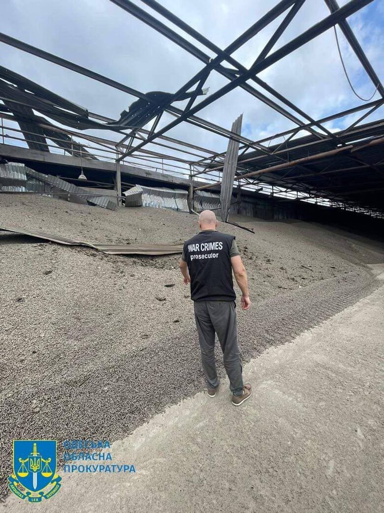 Удар по Одессе: под завалами обнаружили погибшего охранника 11
