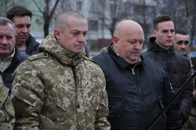 Учасники АТО та мешканці Києва поклали на Троєщині квіти до памятника Воїну-добровольцю 37