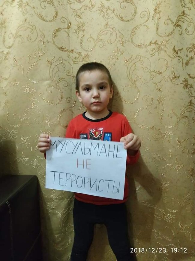 Мусульмани не терористи, - в окупованому Криму відбувається флешмоб на підтримку засуджених у справі Хізб ут-Тахрір кримських татар 25