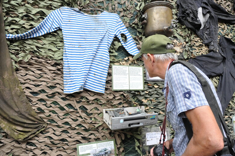 Кресло-катапульта, образцы снарядов и личные вещи рашистов: На Андреевском спуске открылась благотворительная выставка Спротив-2022 22 Кресло-катапульта, образцы снарядов и личные вещи рашистов: На Андреевском спуске открылась благотворительная выставка Спротив-2022 22