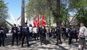 В учасників першотравневої демонстрації в Харкові кинули пакет із кефіром, - ЗМІ
